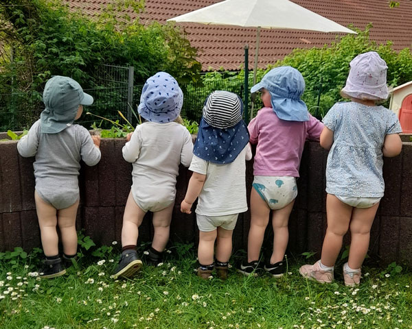 Gruppengröße (5 Kleinkinder) in der Tagespflege vom Kastanienhof Oldenburg im Garten