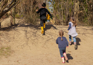 Lebenswelten werden in der Kindertagesstätte vom Kastanienhof Oldenburg aufgegriffen, Kinder spielen Fangen